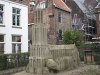901083 Afbeelding van een zandculptuur van de Domkerk met toren, in Flora's Hof aan de Servetstraat te Utrecht.N.B. De ...
